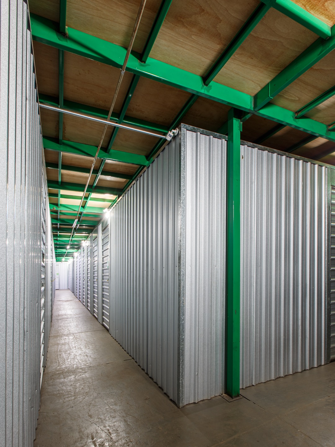 Corredor de boxes privativos no self storage da Estoque Aqui em Ribeirão Preto